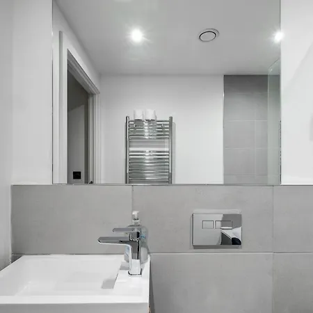 Florence Street Apartment *
